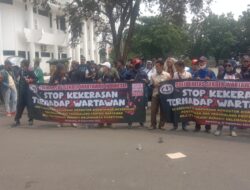 Nonaktifkan dan Proses Hukum , Tuntutan Ratusan Wartawan di Gedung Dewan