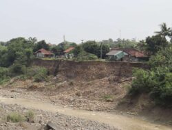 Solusi Pemkab Bekasi untuk Warga Terdampak Longsor Sungai Cipamingkis