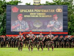 Kapolri dan Panglima TNI Disematkan Baret Merah dan Brevet Komando Kopassus