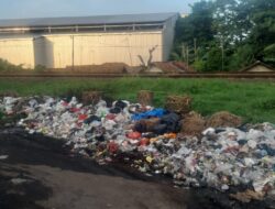 Warga Kerap Buang Sampah Sembarangan, Kini Menumpuk Menganggu Jalan