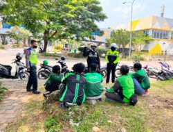 Satlantas Polres Karawang Gemarkan Tertib Berlalu Lintas Kepada Driver Ojol