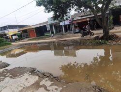 Jalan Perum CKM Rusak Parah Bak Kubangan, Padahal ada Klinik dan Anggota Dewan?