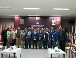 Bagi-bagi Saweran Uang ala Partai Nasdem Saat Daftar Bacaleg ke KPUD Karawang