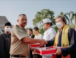 Jelang HUT Kemerdekaan RI Ke-78, Kesbangpol Karawang Bagi-bagi Bendera