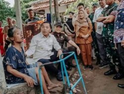 Bupati Aep Kunjungi Tiga Rumah Roboh di Cilamaya, Segera Lakukan Perbaikan