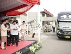 Bupati Karawang Lepas Jamaah Haji Perdana Tahun 2025, 435 Orang Berangkat dalam Kloter 3